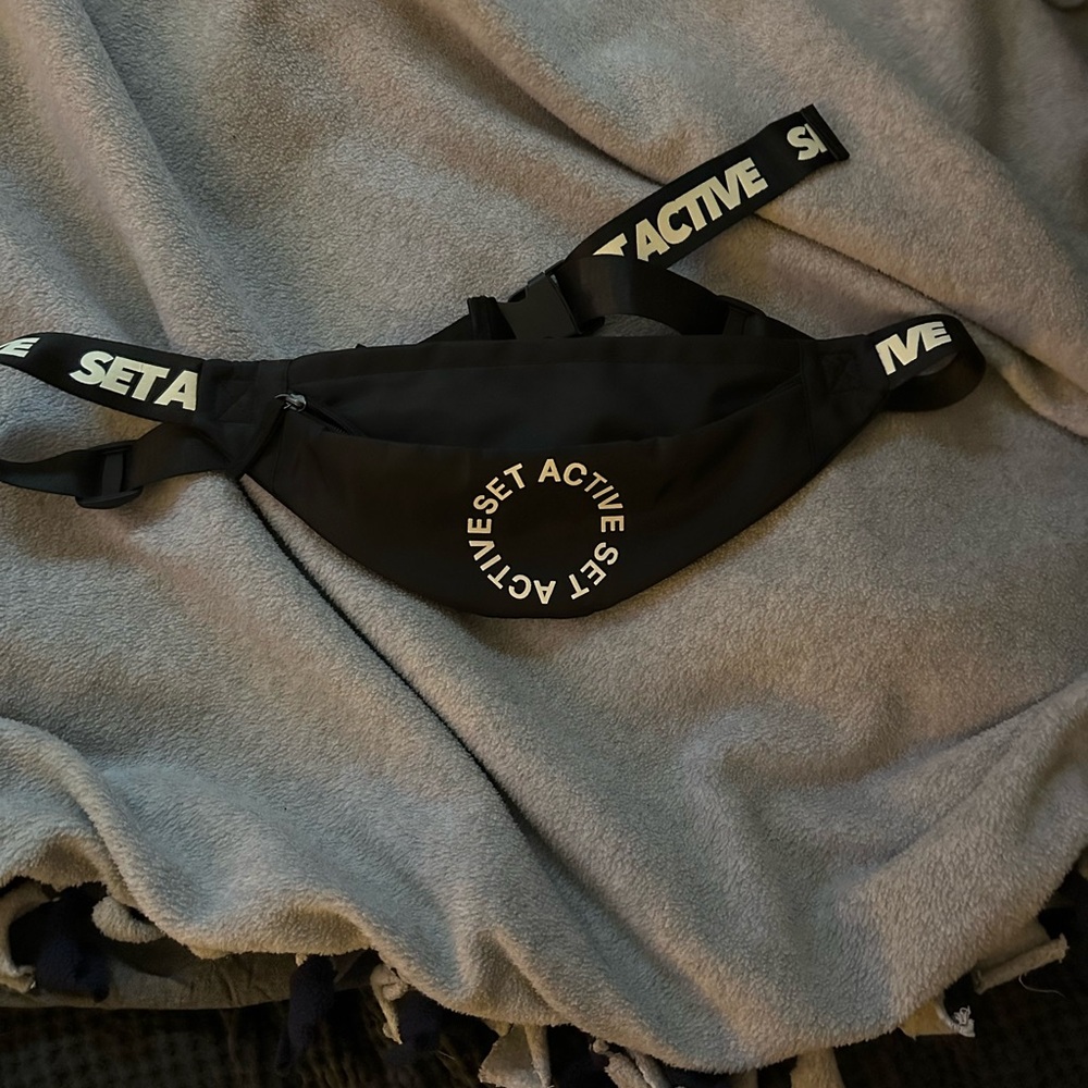 SET ACTIVE fanny pack